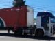 Caminhão se enrrosca em fios na Avenida Rondon