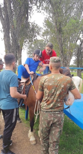 Eduardo Vargas no Centro de Equoterapia