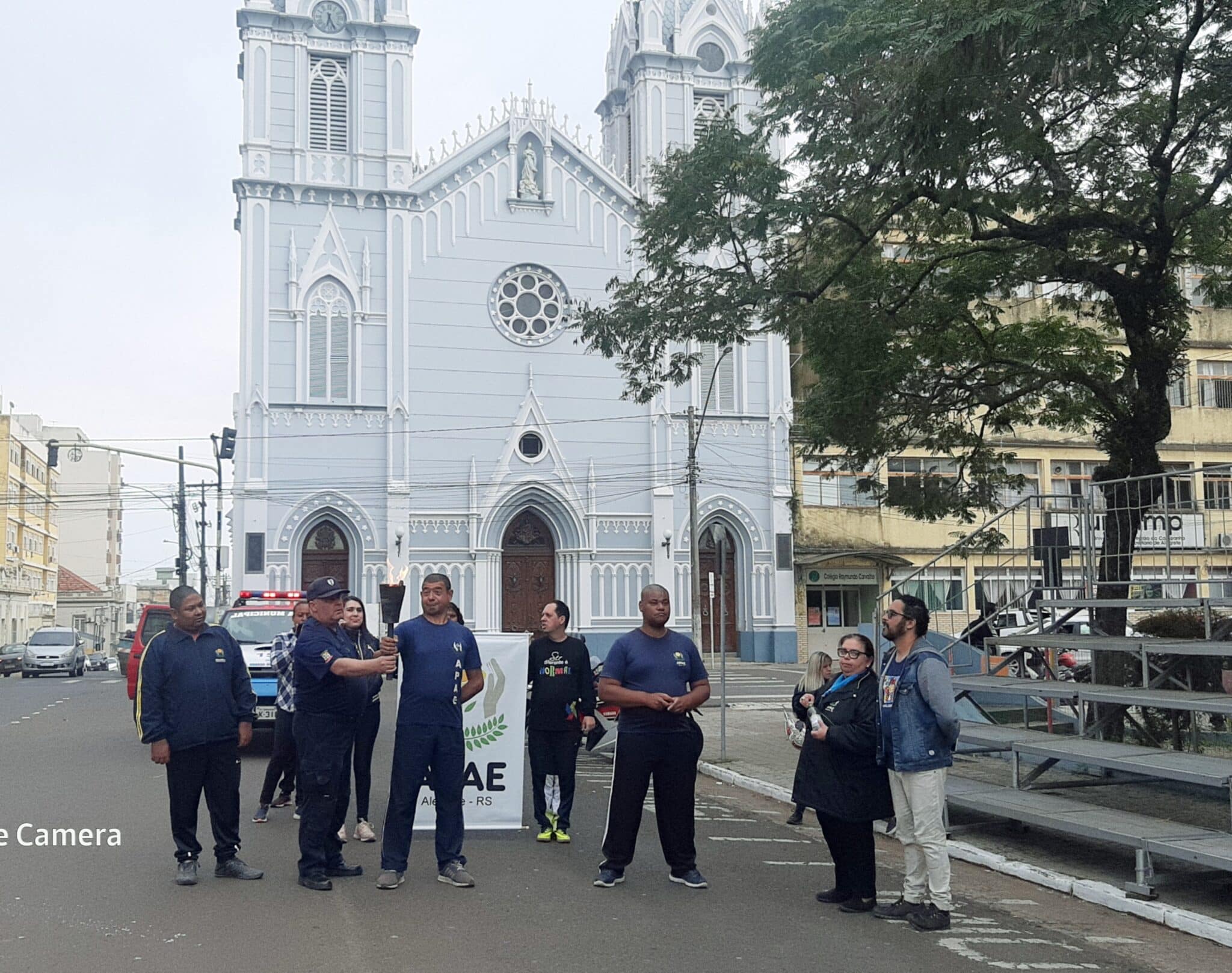 Alunos da APAE com o fogo simbólico