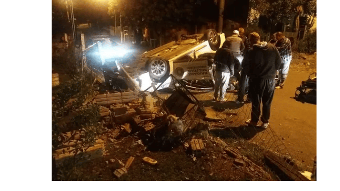 viatura bate em muro e capota