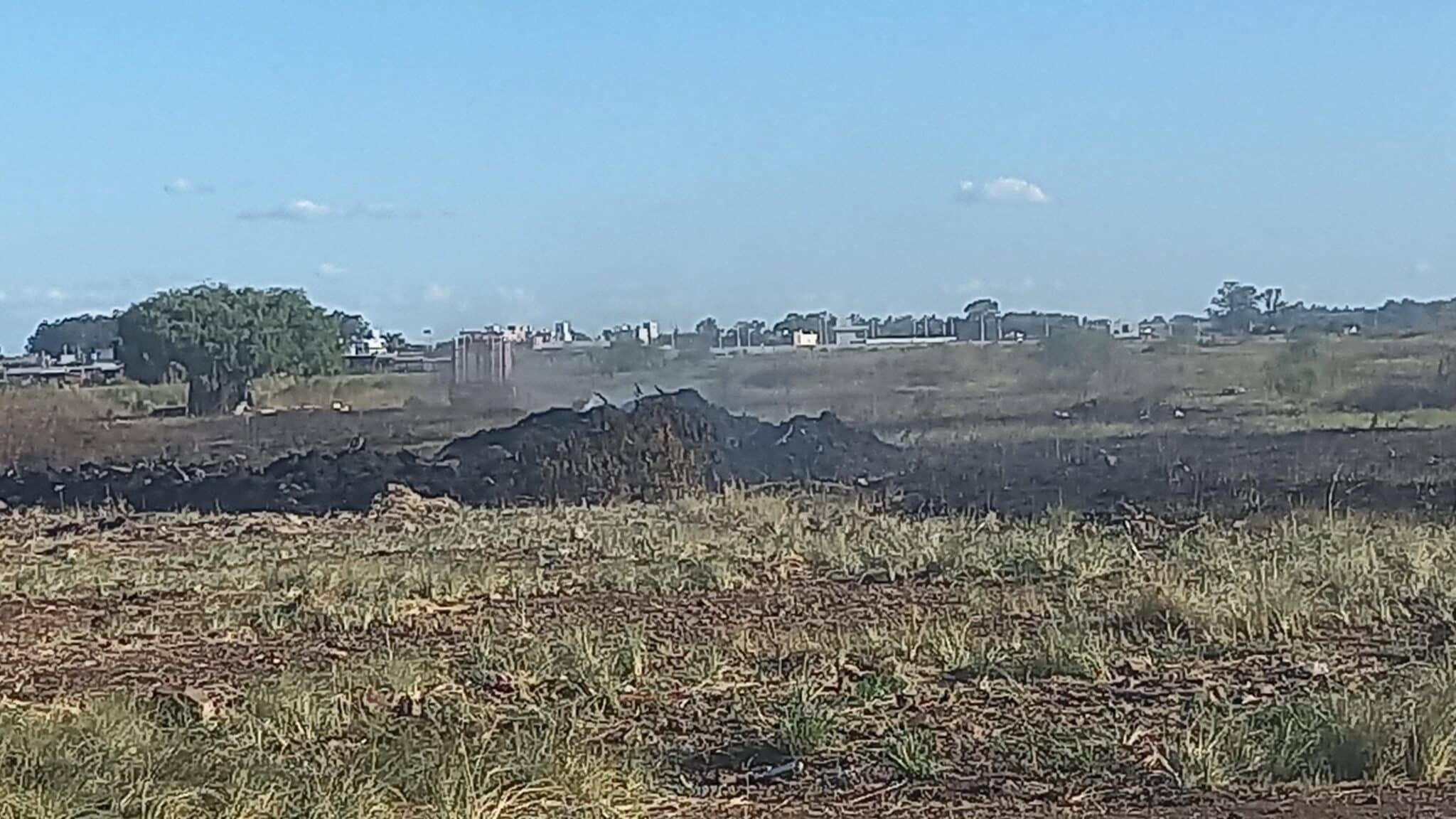 Com o calor, começaram os focos de incêndio em depósito irregular de lixo