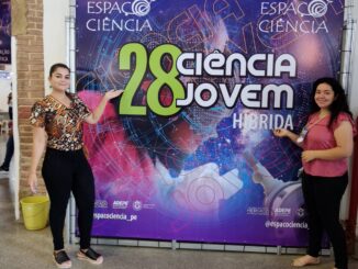 Professora e aluna do Tancredo Neves na Feira de Ciência Jovem