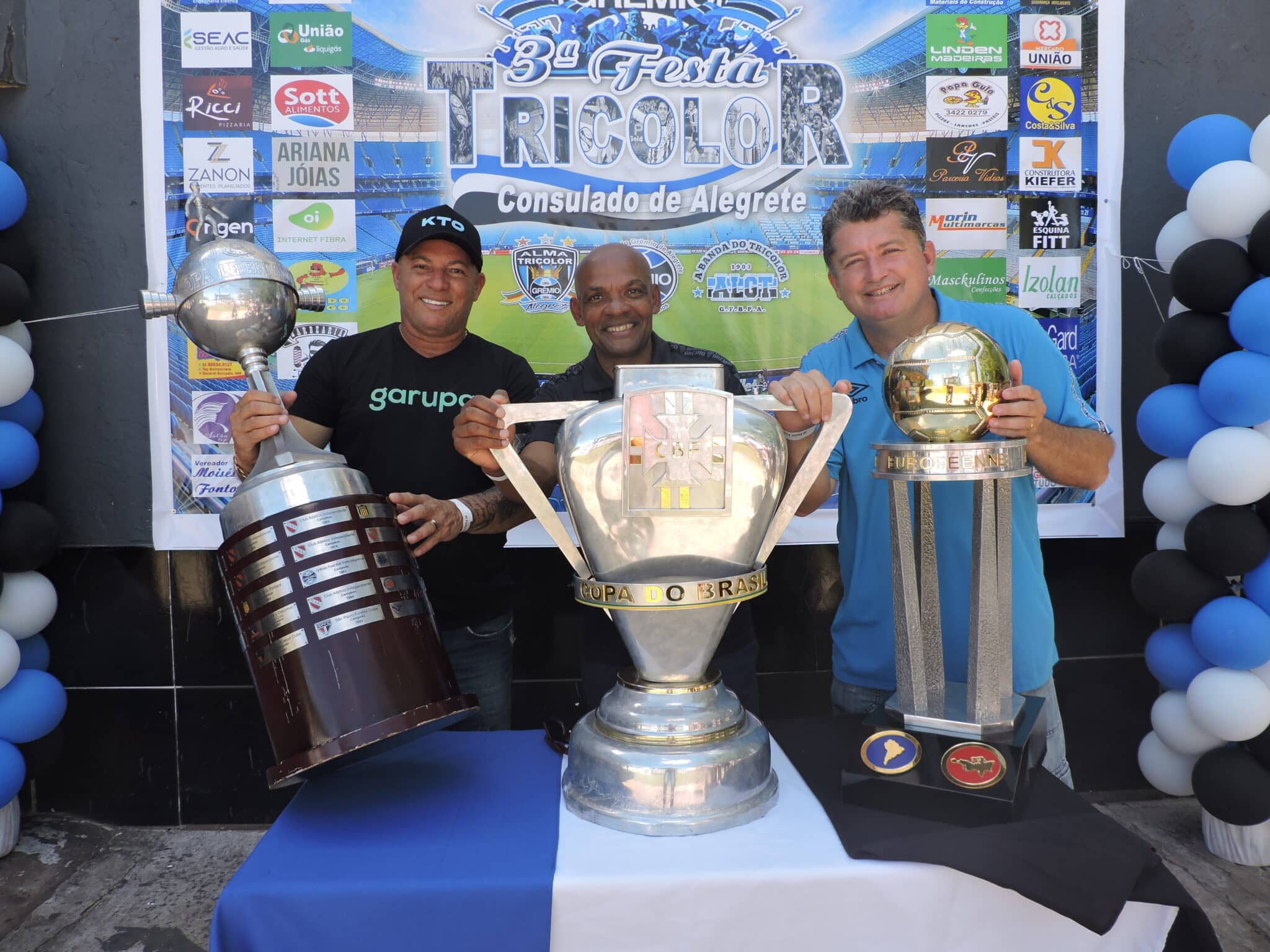 Fé Tricolor. Pequeno Romero, filho de cônsul do Grêmio, recebe 1º batismo  na capela da Arena - Notícias - Terceiro Tempo