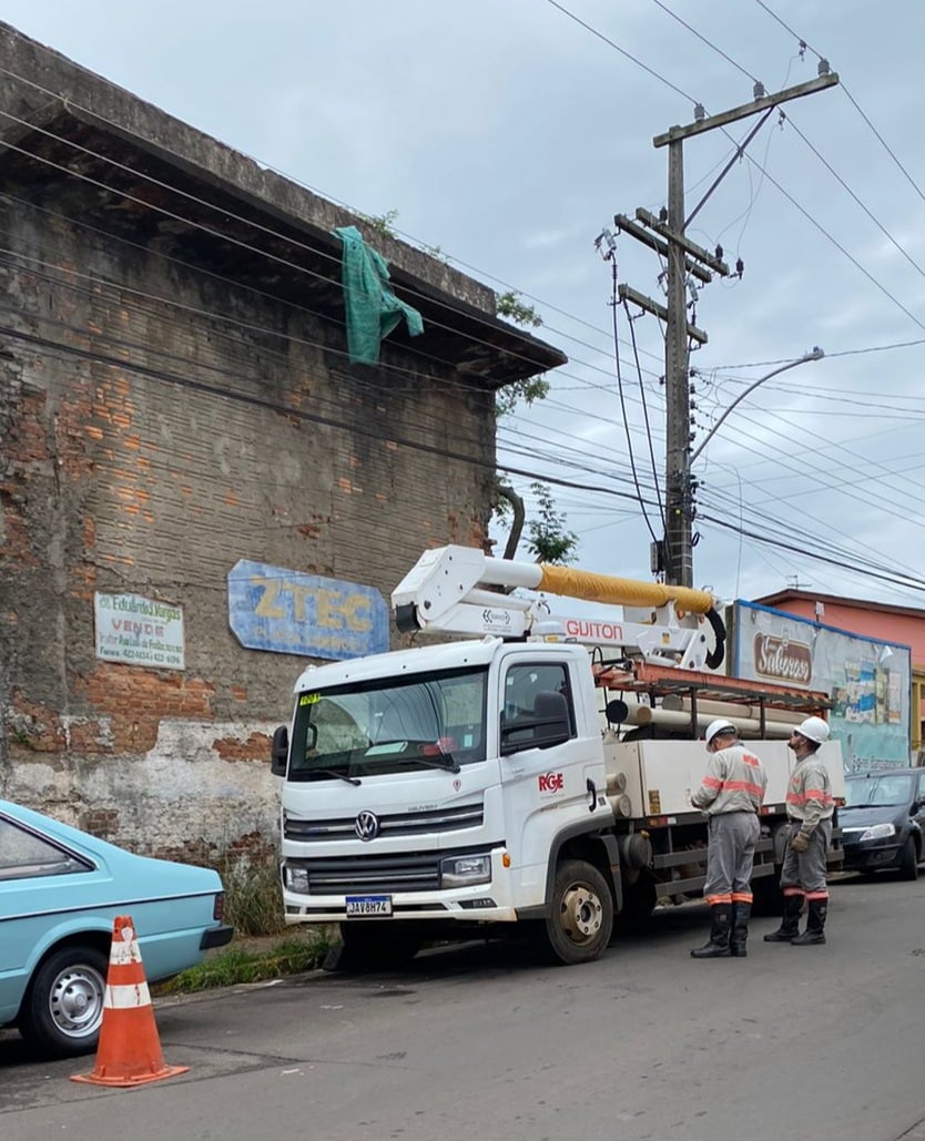 RGE na Ttamandaré para retirar o cobertor dos fios