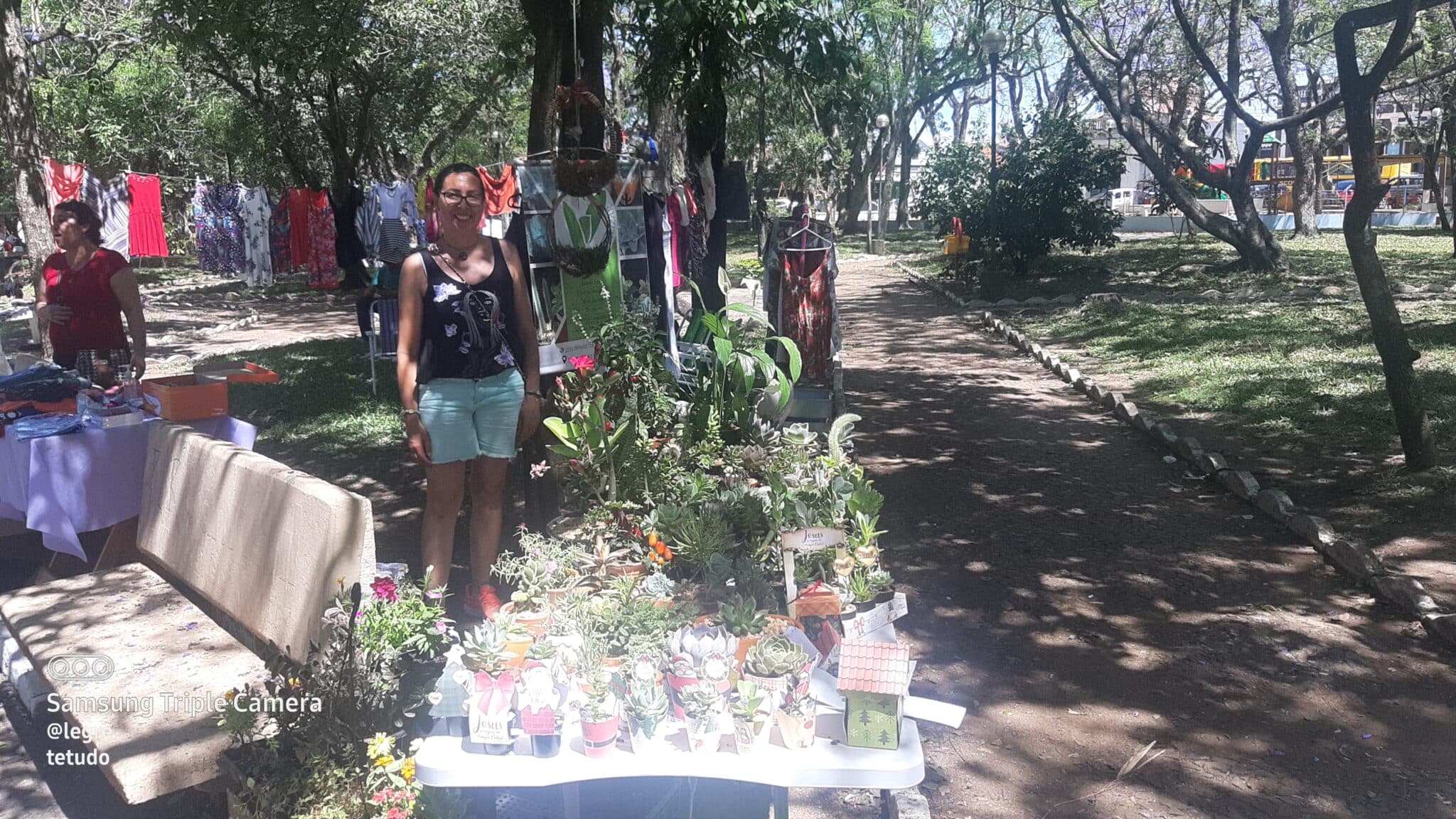 Feira alternativa comunitária na Praça Getúlio Vargas