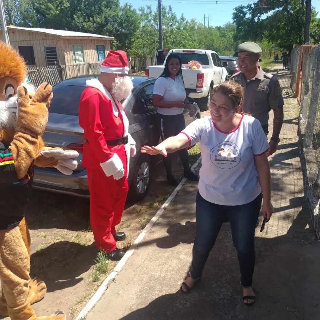 Brigada Militar realiza entrega de brinquedos a crianças do bairro Piola