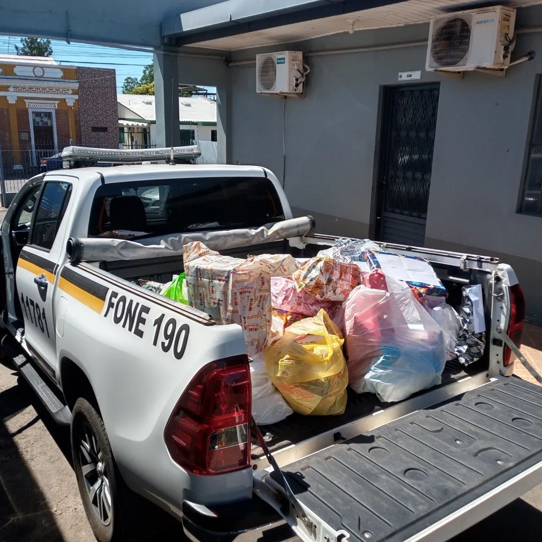 Brigada Militar realiza entrega de brinquedos a crianças do bairro Piola