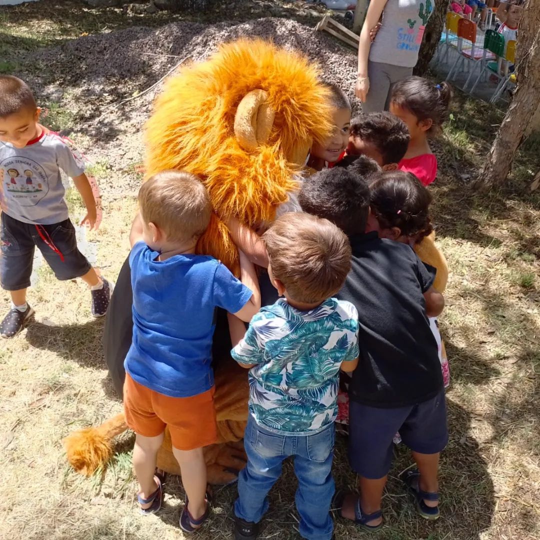 Brigada Militar realiza entrega de brinquedos a crianças do bairro Piola