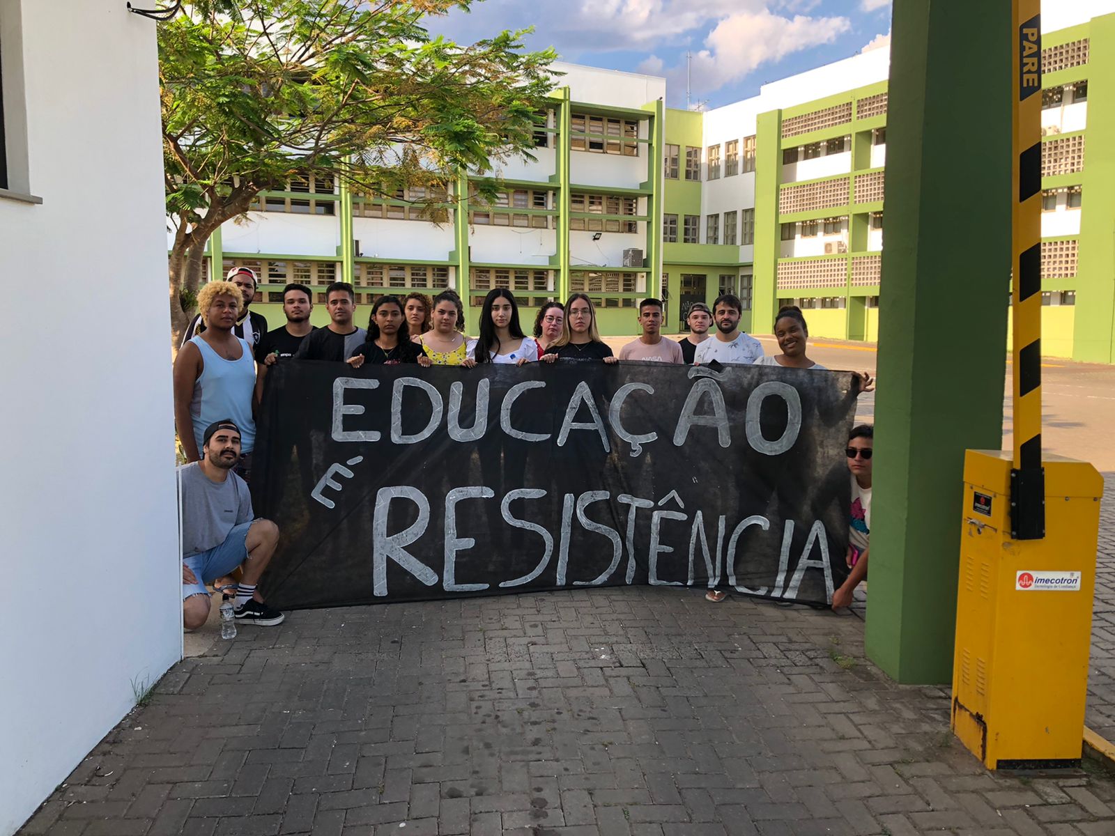 Estudantes protestam em frente ao campus