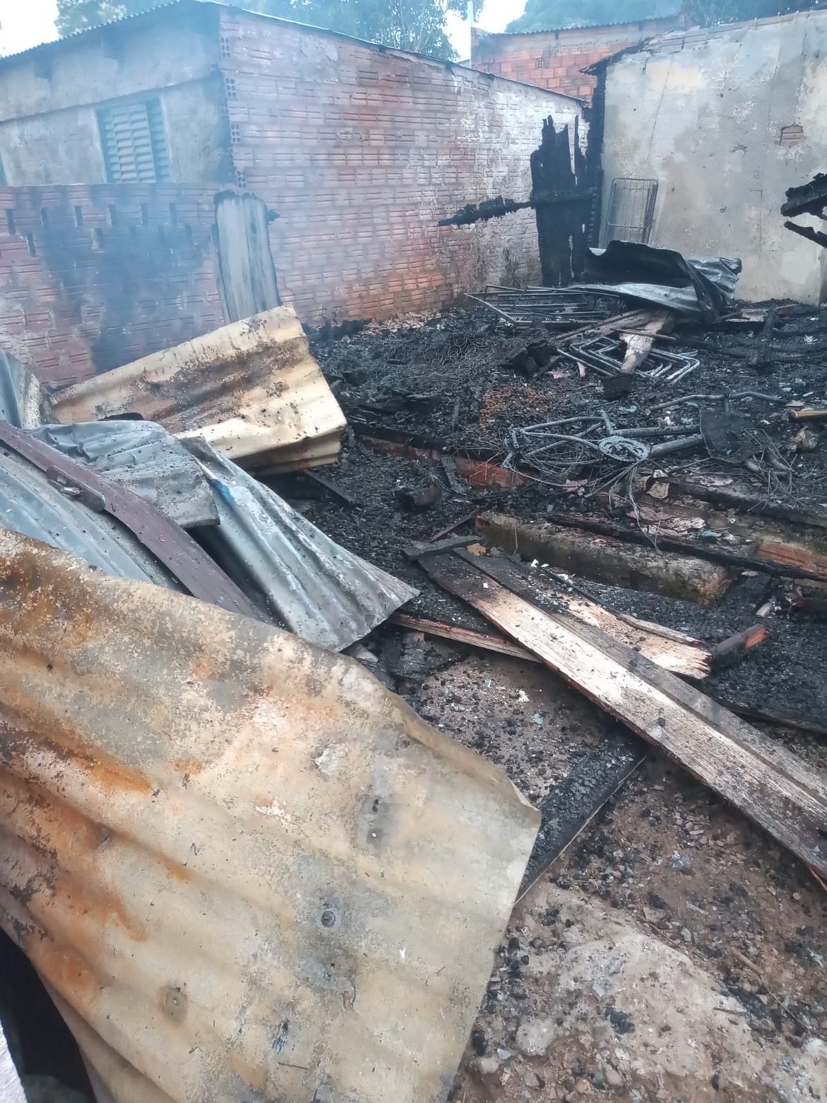 Casa consumida pelas chamas no bairro Nova Brasília
