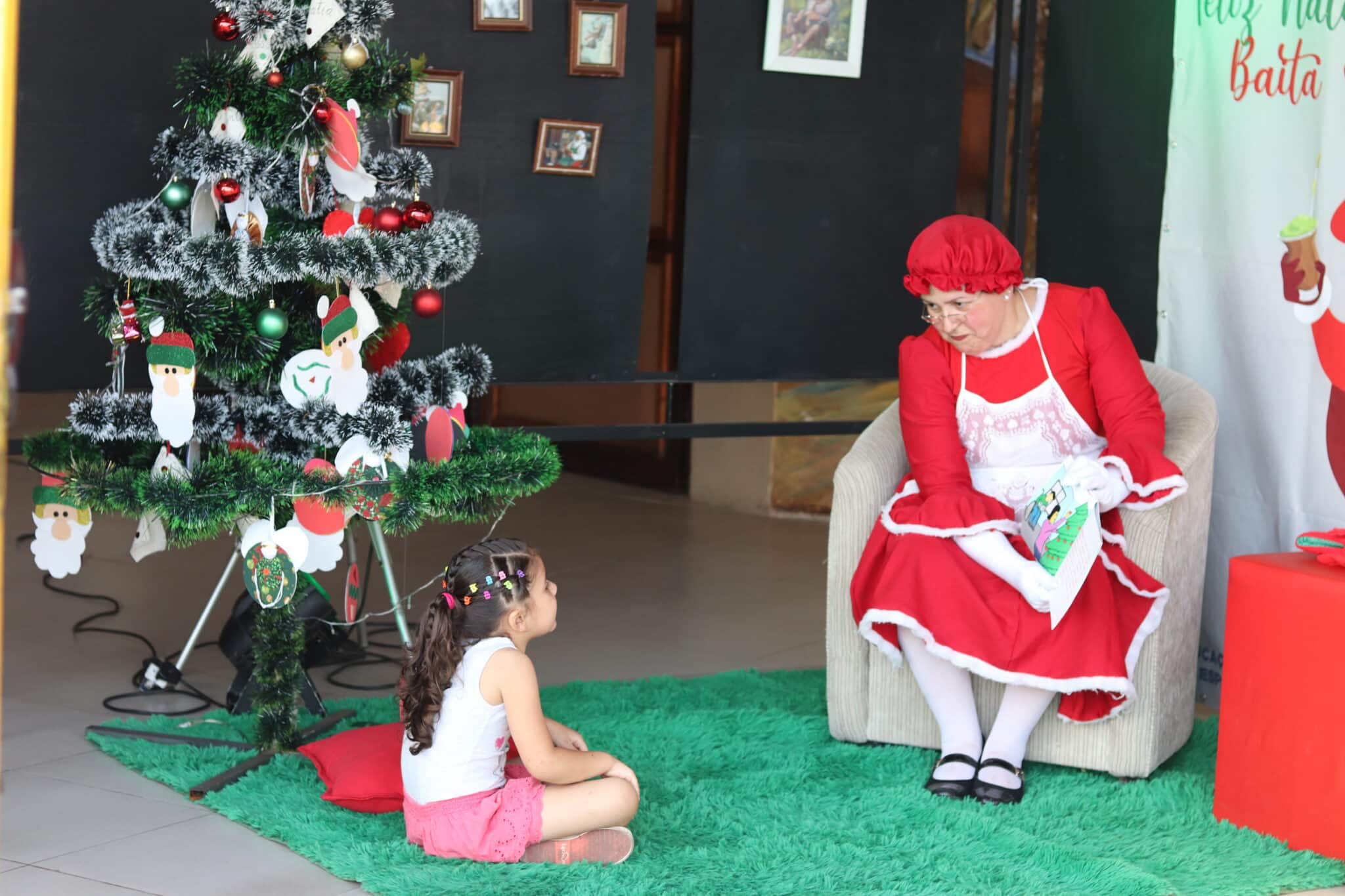 Histórias de Mamãe Noel encantaram crianças no Natal Iluminado em Alegrete