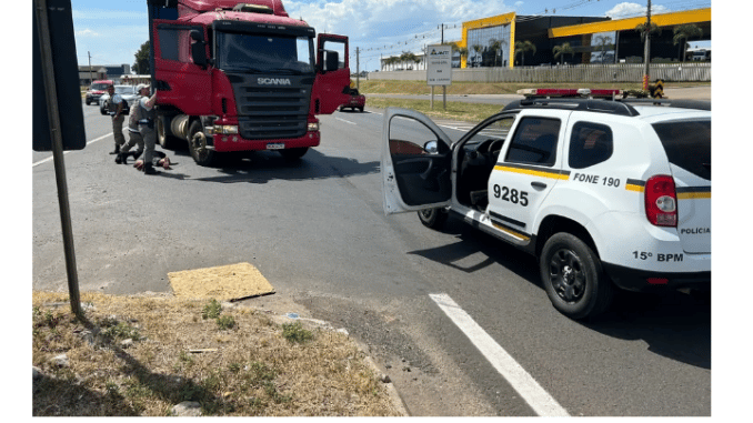 caminhão homem preso