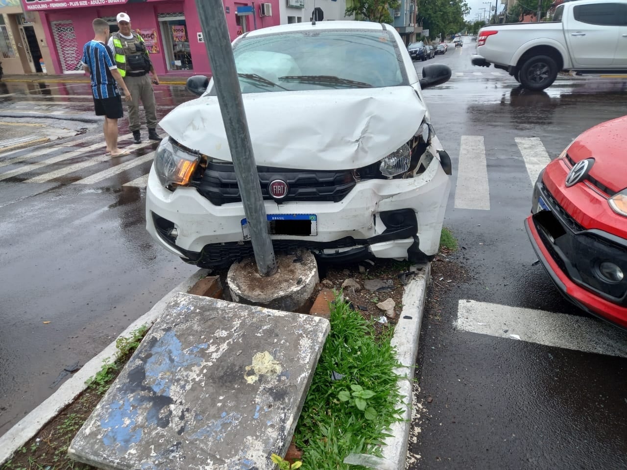 Carros colidem em cruzamento da Rua dos Andradas