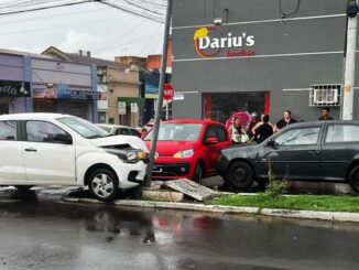 Carros colidem em cruzamento da Rua dos Andradas