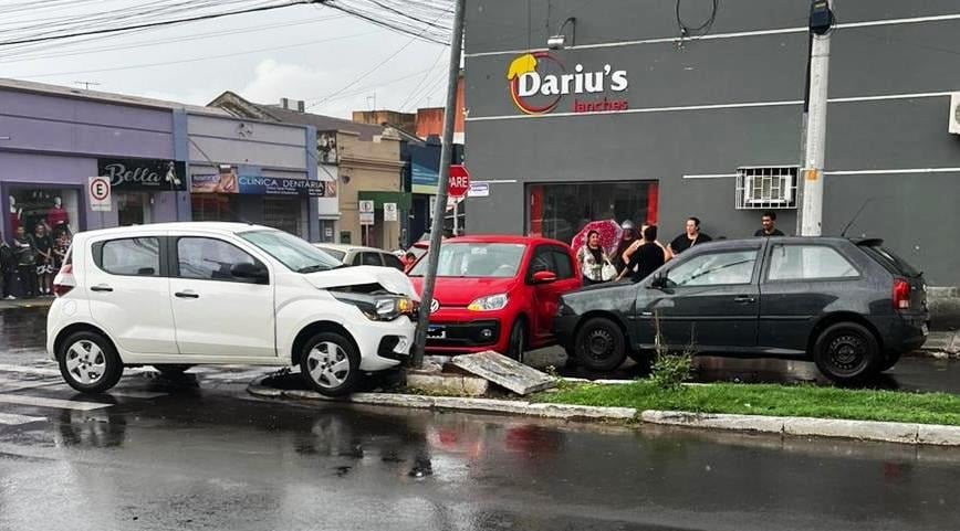 Carros colidem em cruzamento da Rua dos Andradas