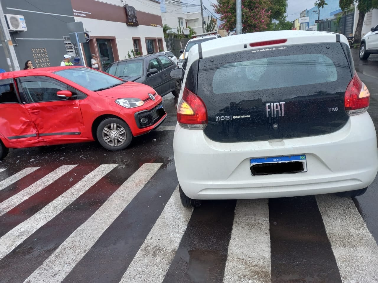 Carros colidem em cruzamento da Rua dos Andradas