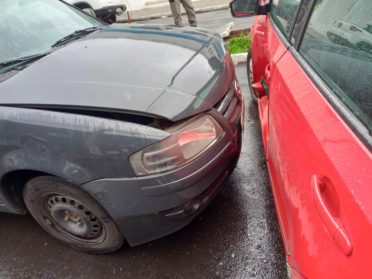 Carros colidem em cruzamento da Rua dos Andradas