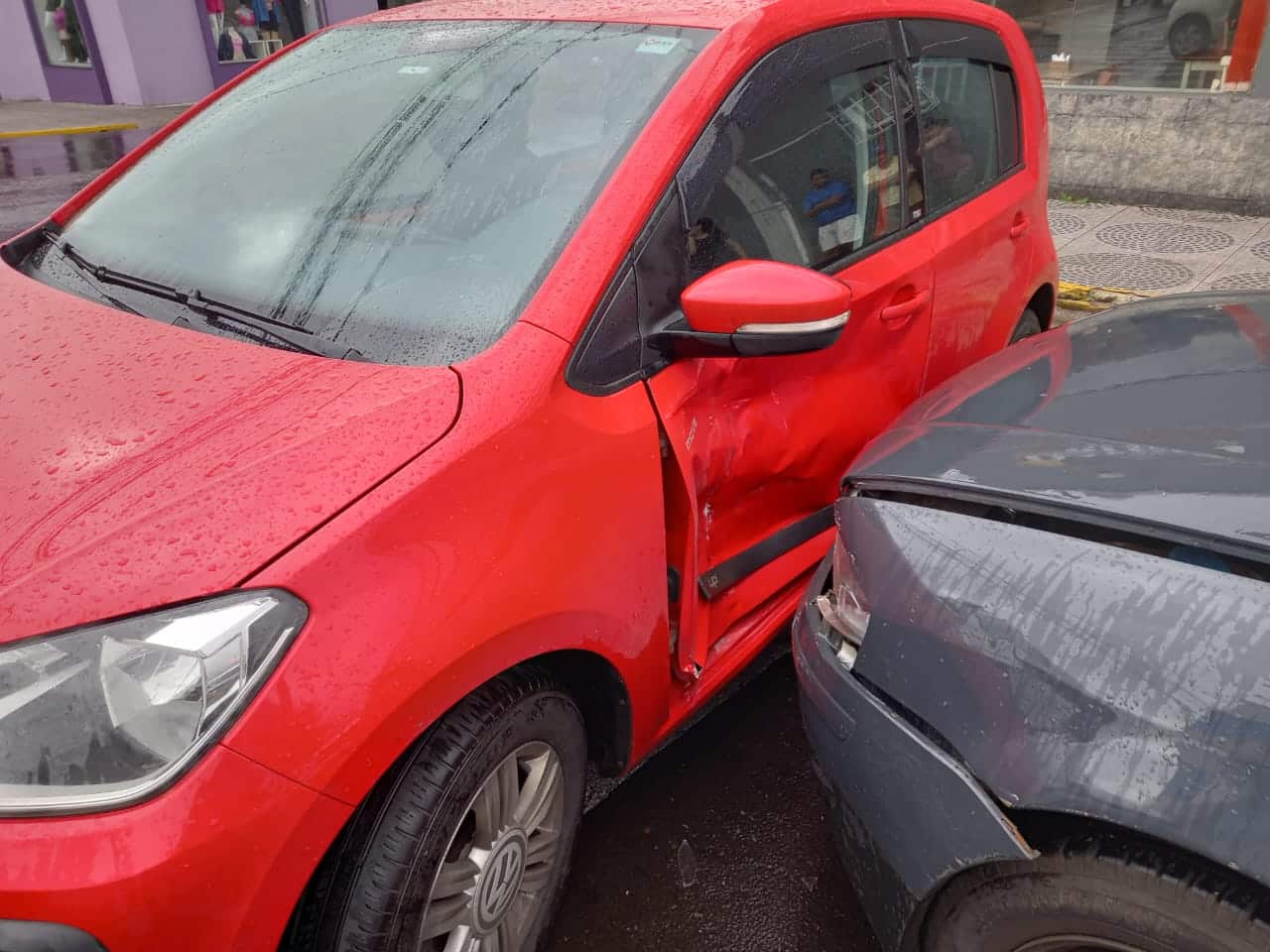 Carros colidem em cruzamento da Rua dos Andradas