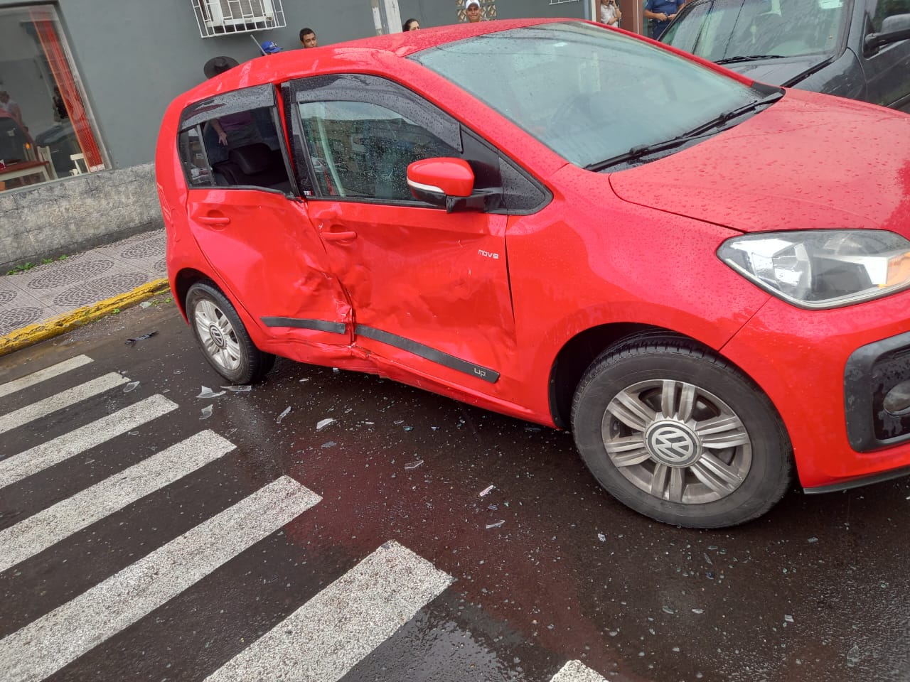 Carros colidem em cruzamento da Rua dos Andradas