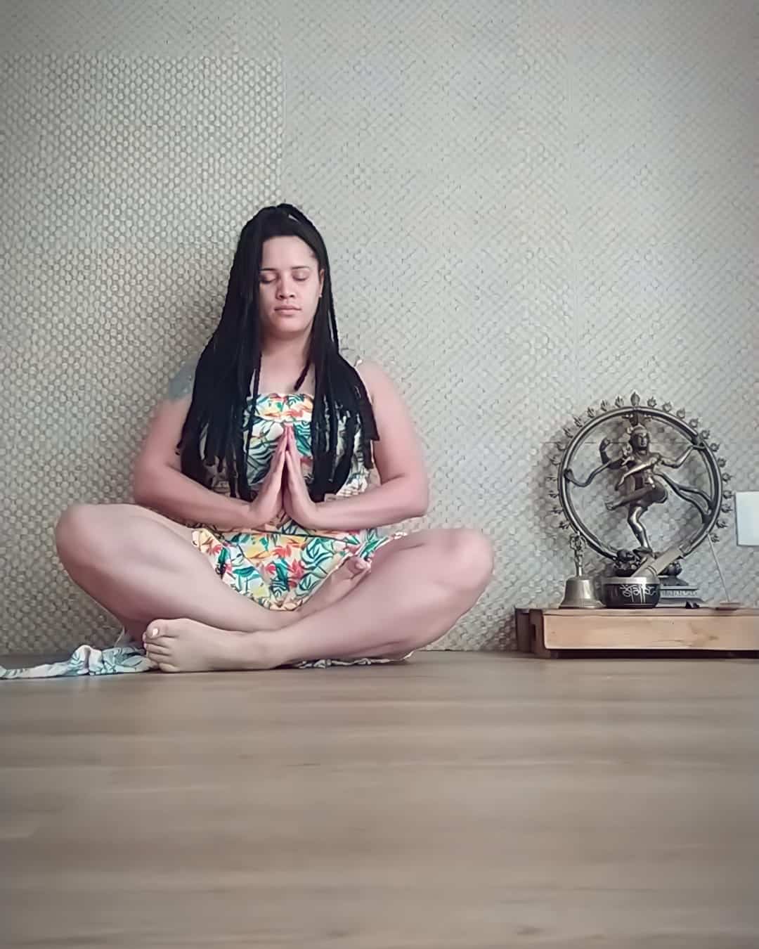 Tati - quando saiu do hospital, iniciou práticas de yoga e meditação, foi o que a ajudou a encontrar um equilíbrio