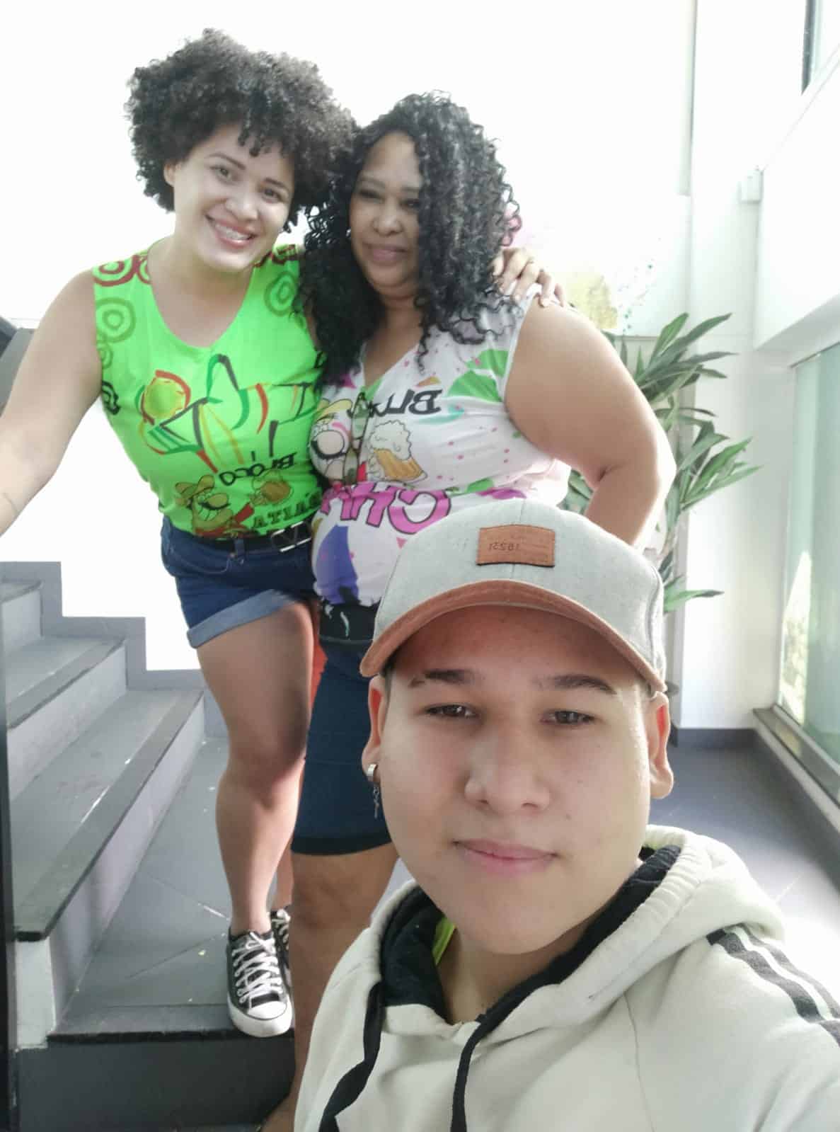 Tati,a mãe e o sobrinho que foi fazer companhia quando ela saiu do hospital