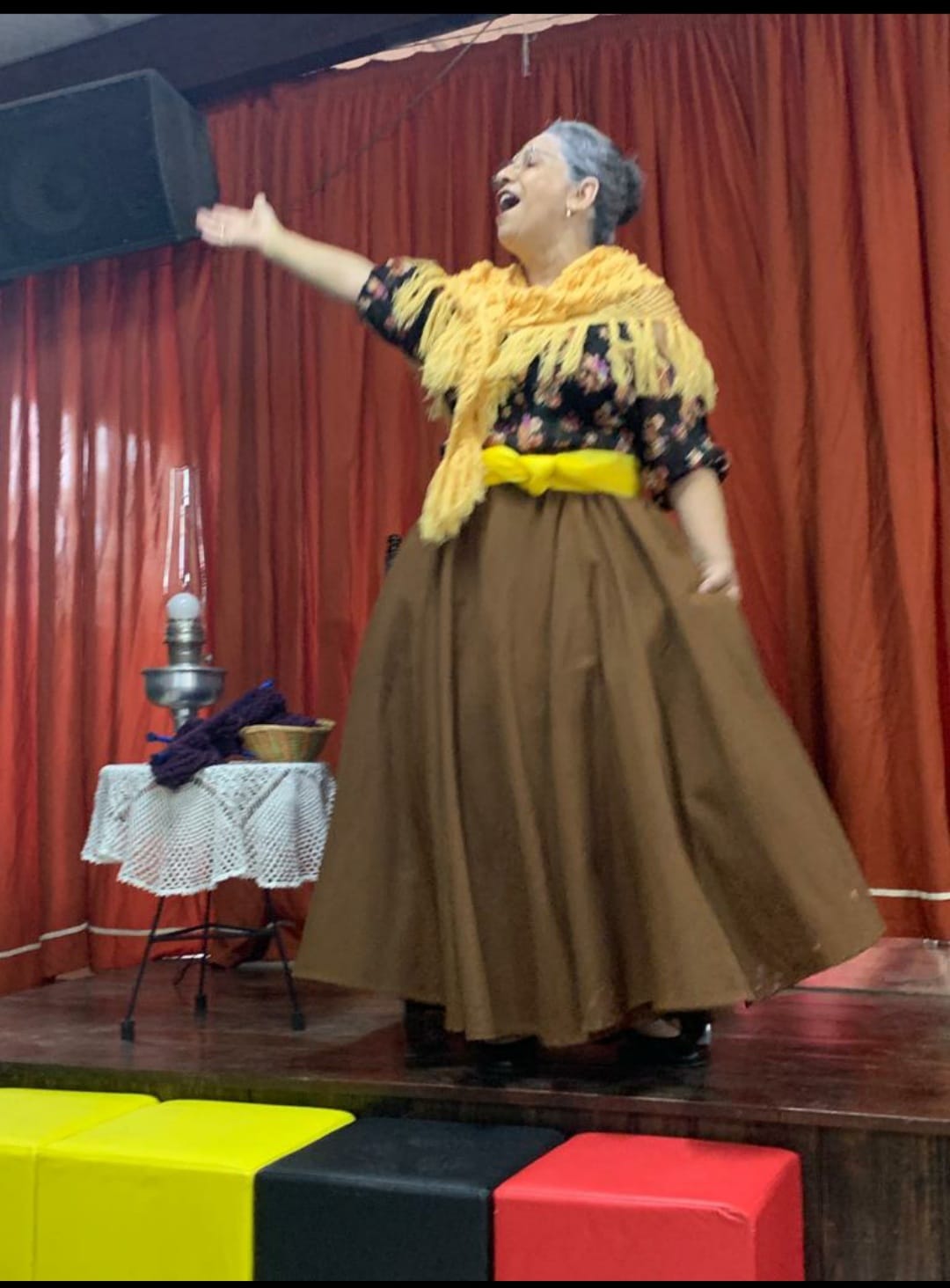 Professora Giovanna Vargas encenando Dona Benta 