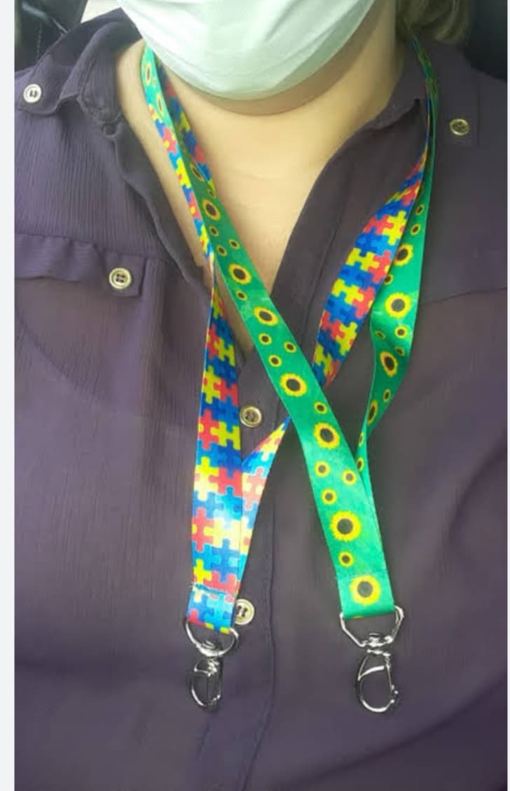 Projeto cordão de girassol para ajudar pessoas com deficiências ocultas ...