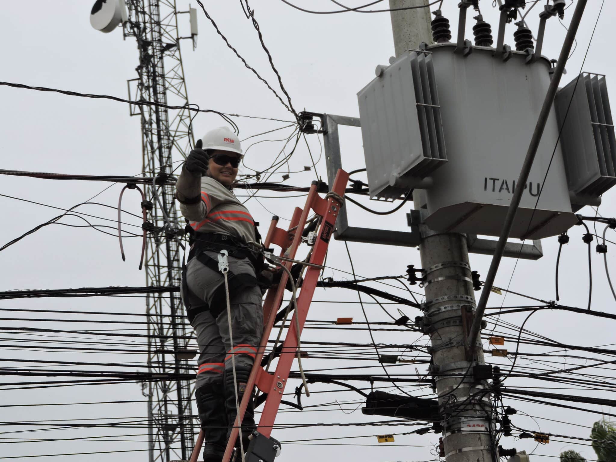 Destemida, Manoeli é a mulher que faz ligações, do alto, na rede