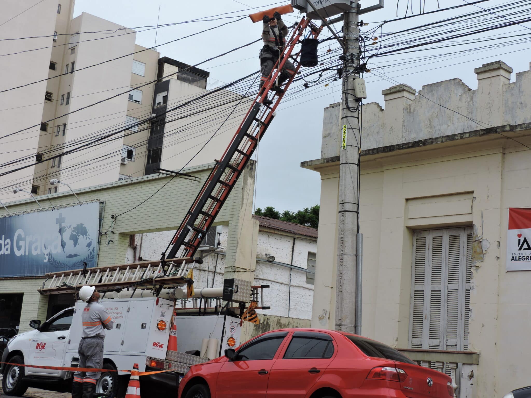 Manoeli troca lá de cima informações com o colega que está na rua