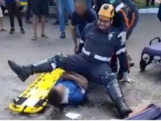 Socorrista do SAMU sofre acidente inusitado durante atendimento e vídeo se torna viral