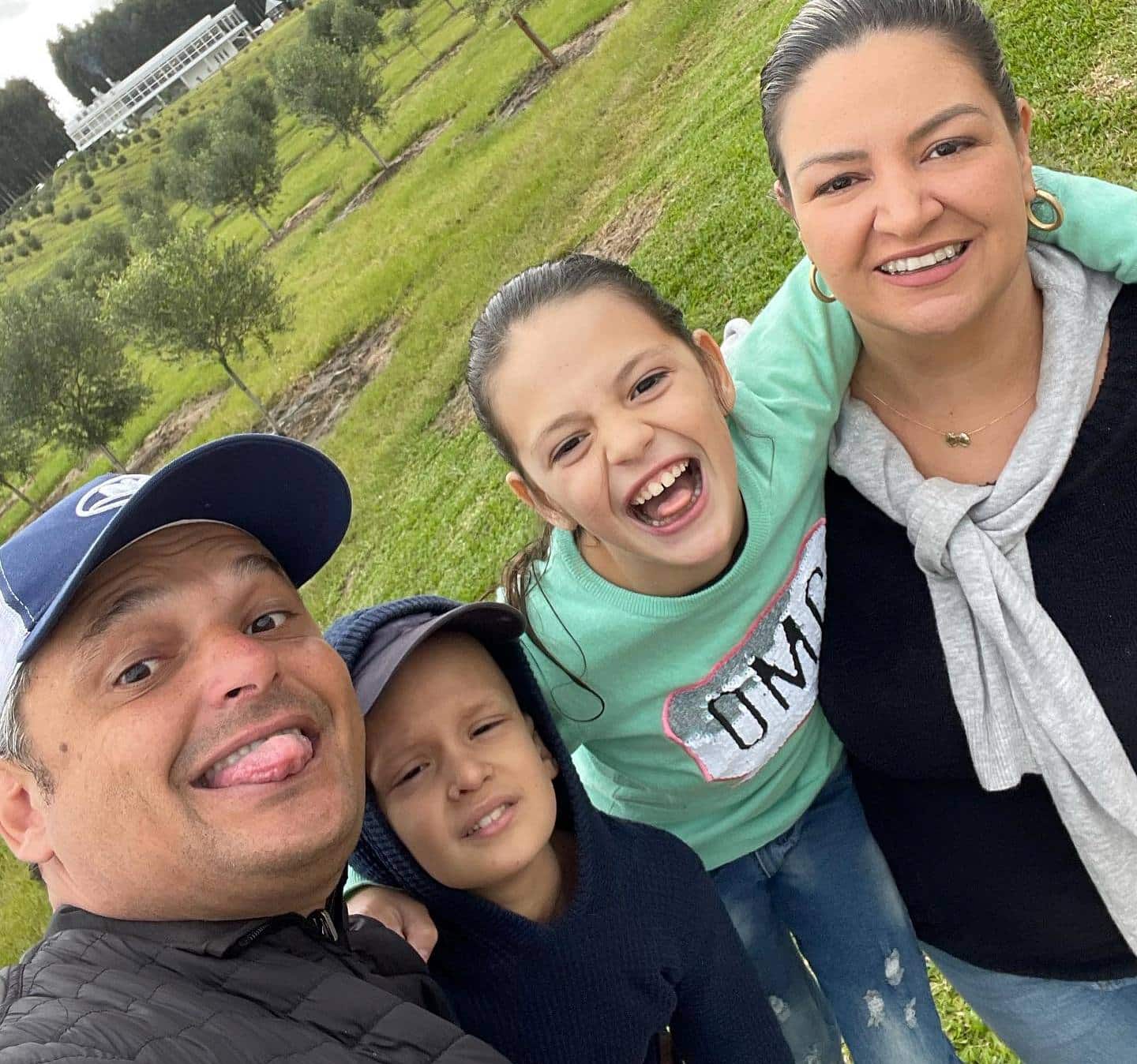 Gabriel, pai, mãe e a mana