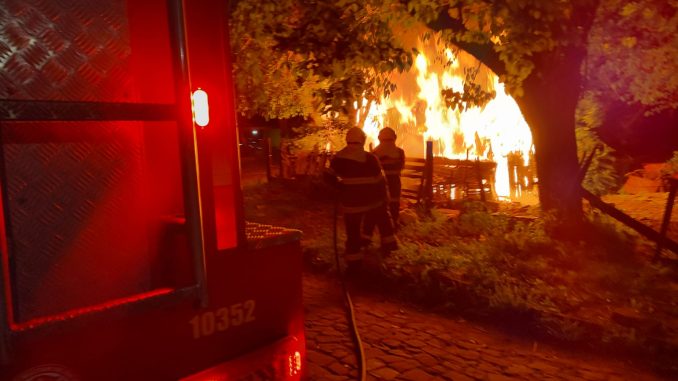 Casa é incendiada (8)