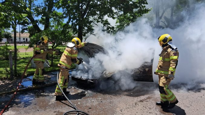 Veículo pega fogo na Avenida Marechal Rondon em Alegrete