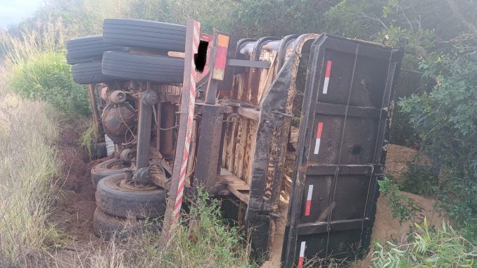 caminhão tomba na 377