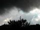Céu carregado de nuvens escuras de tempestade sobre a silhueta de árvores