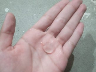 Pedras de granizo no chão após temporal com chuva forte