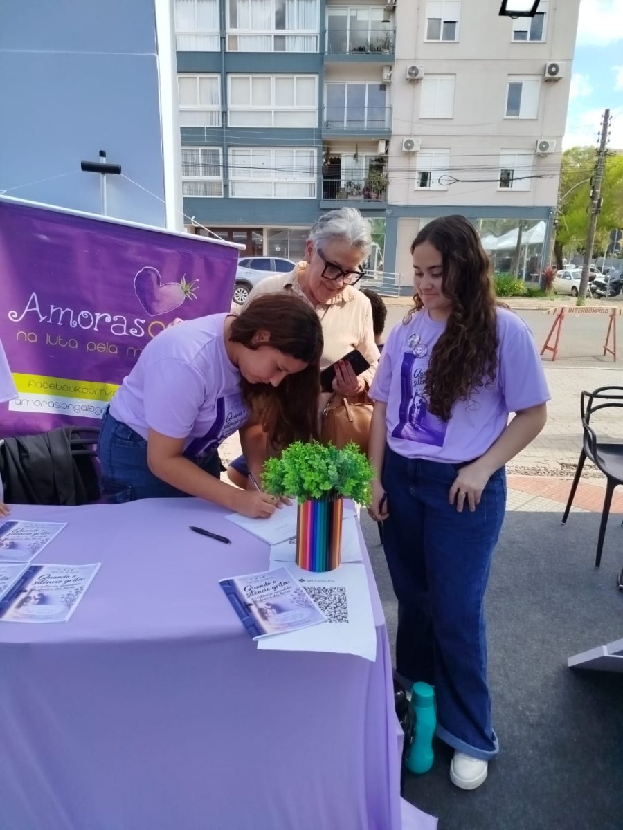 Alunos da EMEB Saint Pastous de Freitas lançam livro sobre violência doméstica na Feira do Livro de Alegrete (foto 5)