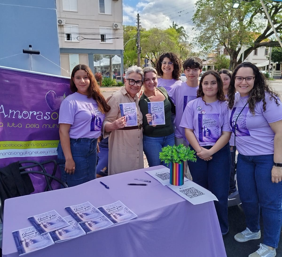 Alunos da EMEB Saint Pastous de Freitas lançam livro sobre violência doméstica na Feira do Livro de Alegrete (foto 1)