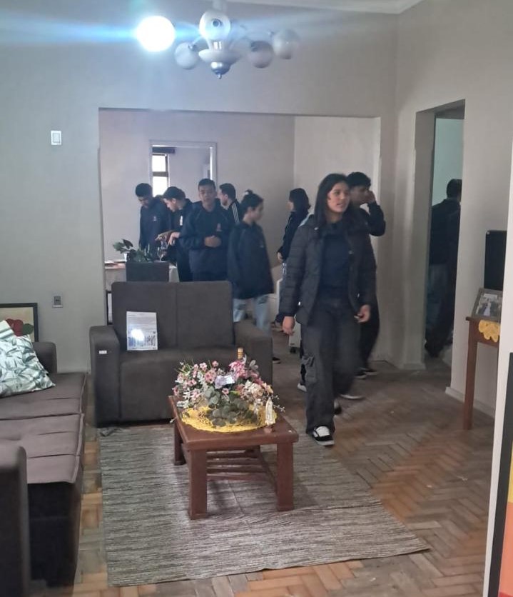 Alunos da EMEB Saint Pastous de Freitas lançam livro sobre violência doméstica na Feira do Livro de Alegrete (foto 2)