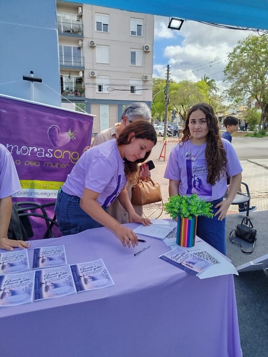 Alunos da EMEB Saint Pastous de Freitas lançam livro sobre violência doméstica na Feira do Livro de Alegrete (foto 4)