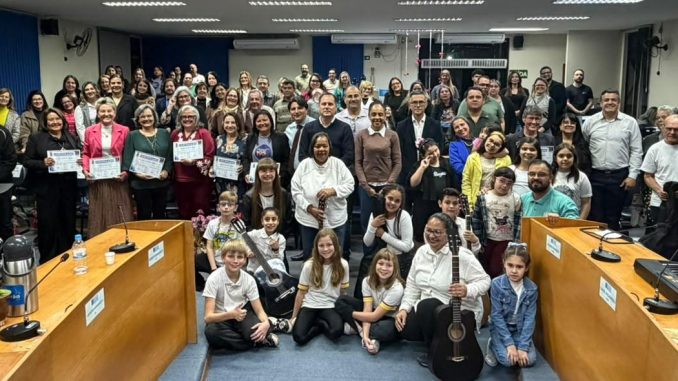 Abertura da Semana da Câmara é marcada por homenagens a mulheres ex-presidentes do Legislativo em Alegrete